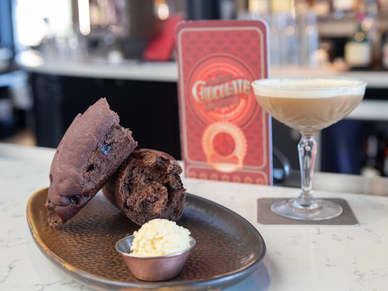 Pão Quente de Chocolate com Amêndoas do The Toothsome Chocolate Emporium e Savory Feast Kitchen no Universal CityWalk