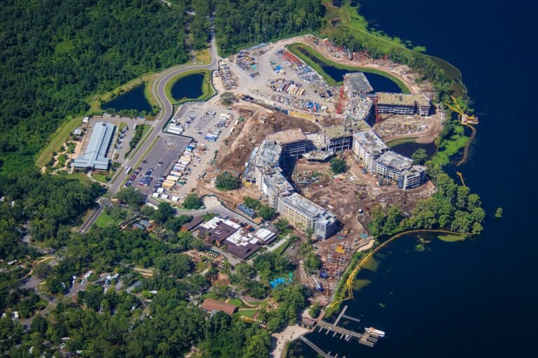 Fotos Aéreas Mostram Tamanho e Velocidade da Construção do Disney Lakeshore Lodge Próximo ao Magic Kingdom