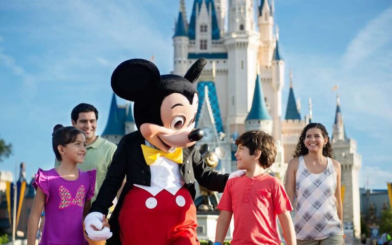 família com o mickey no magic kingdom. como comprar e economizar com ingressos da disney e universal