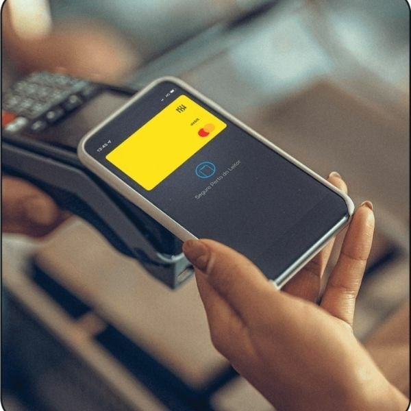 Cartão virtual NOMAD sendo usado em terminal de pagamento em viagem Cartão virtual NOMAD sendo usado em terminal de pagamento em viagem