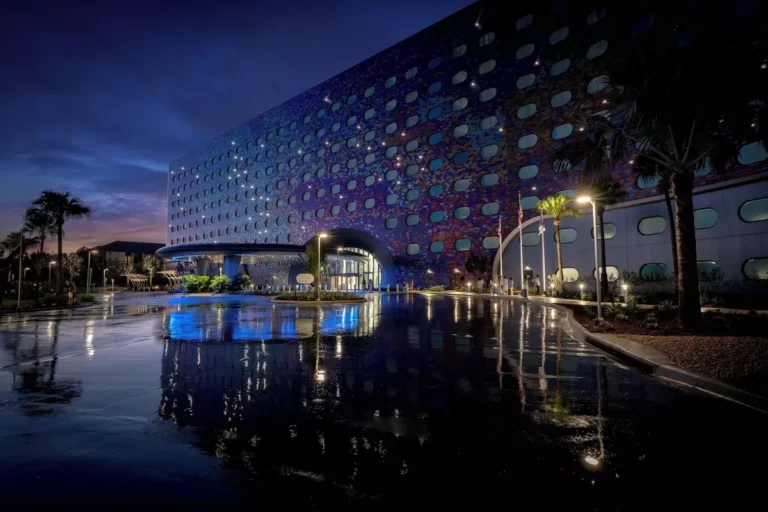 Fachada do Universal Stella Nova Resort iluminada à noite com tema espacial